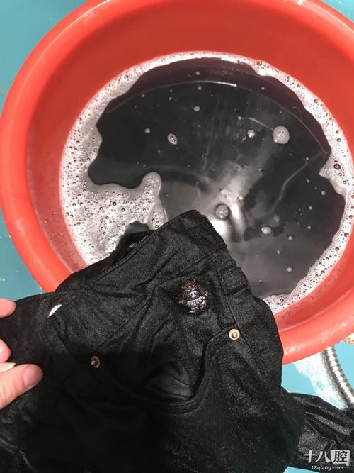 牛仔裤掉色怎么办?