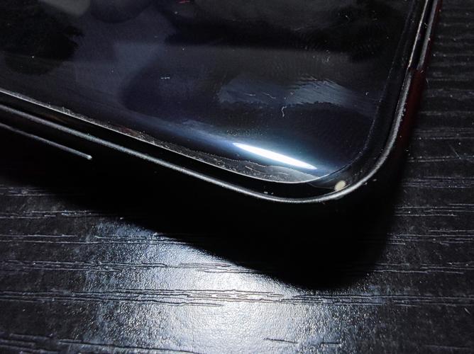 手机翘边为什么?